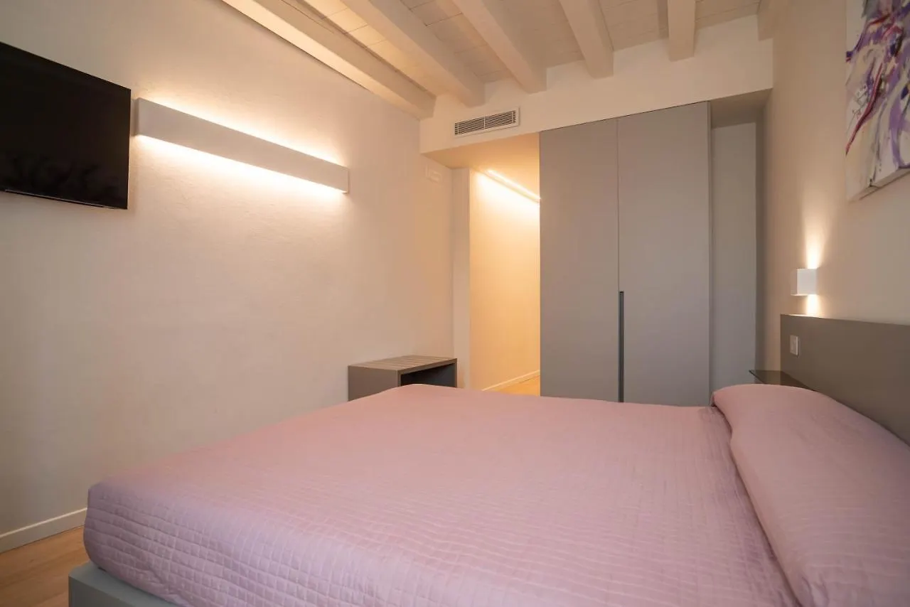 Maison Calcirelli Rooms Verona 0*,  Italy