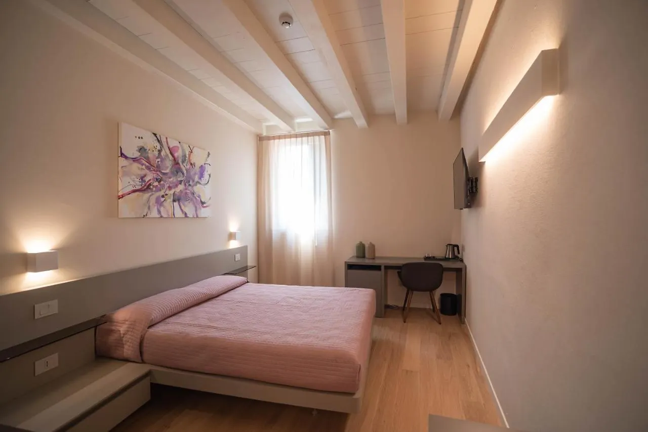 Maison Calcirelli Rooms Verona 0*,  Italy